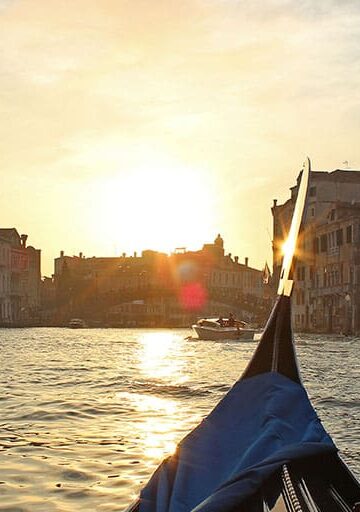 How to Take a Romantic Gondola Ride in Venice: Booking the Best Venice Gondola Tour