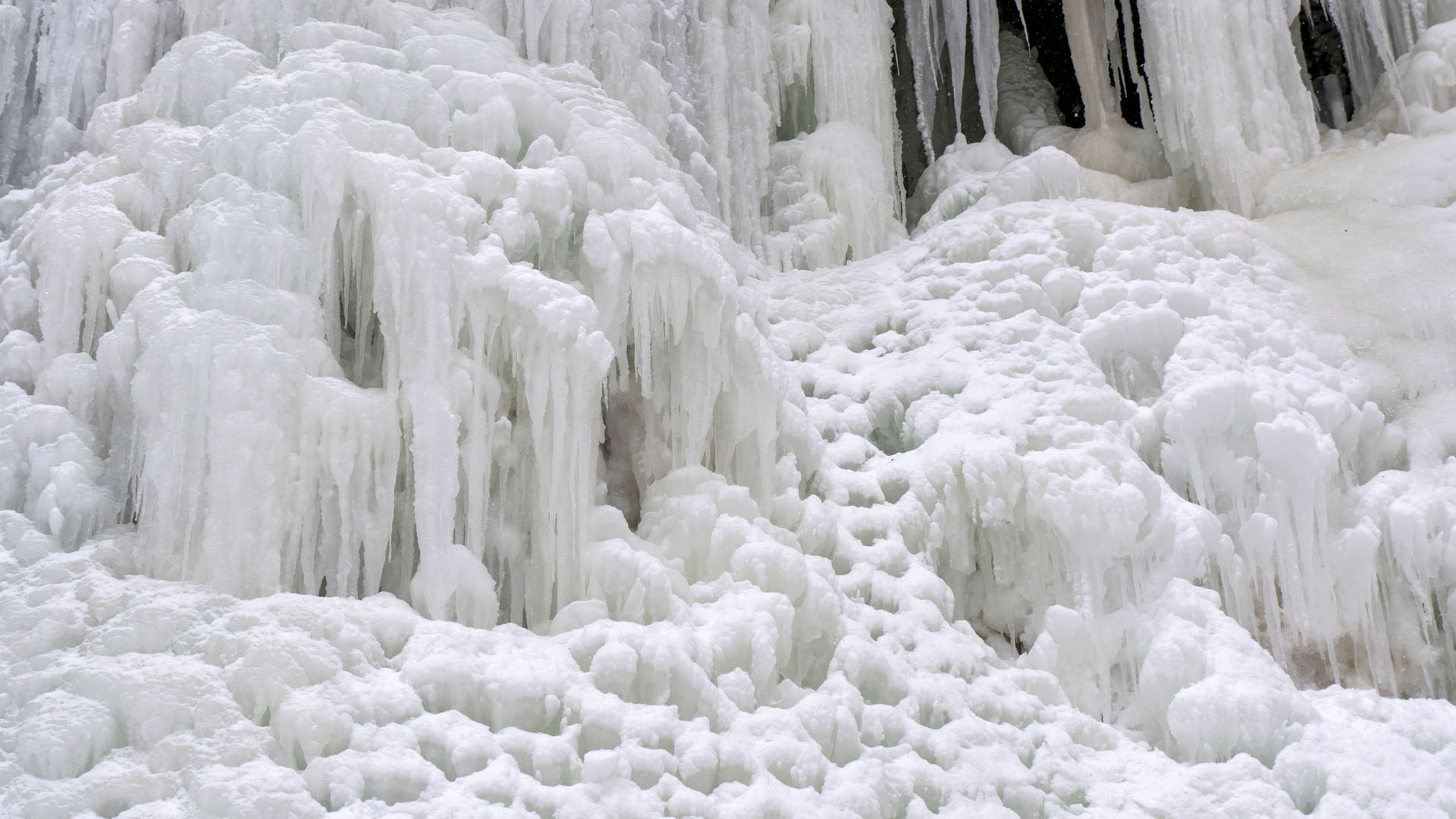 Snow and ice at Tiffany Falls