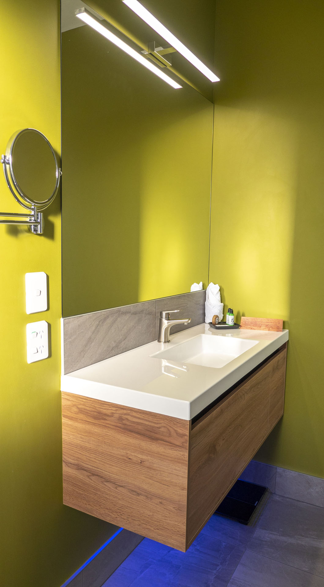 Rainforest Retreat Deluxe Treehouse Bathroom