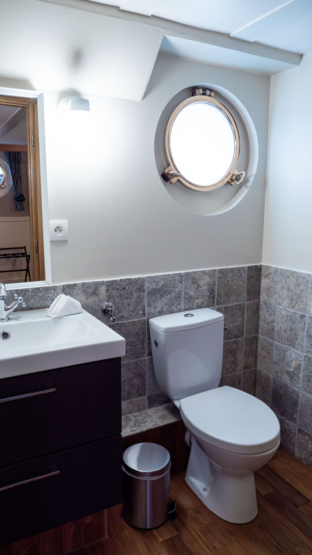Finesse Cabin (European Waterways)