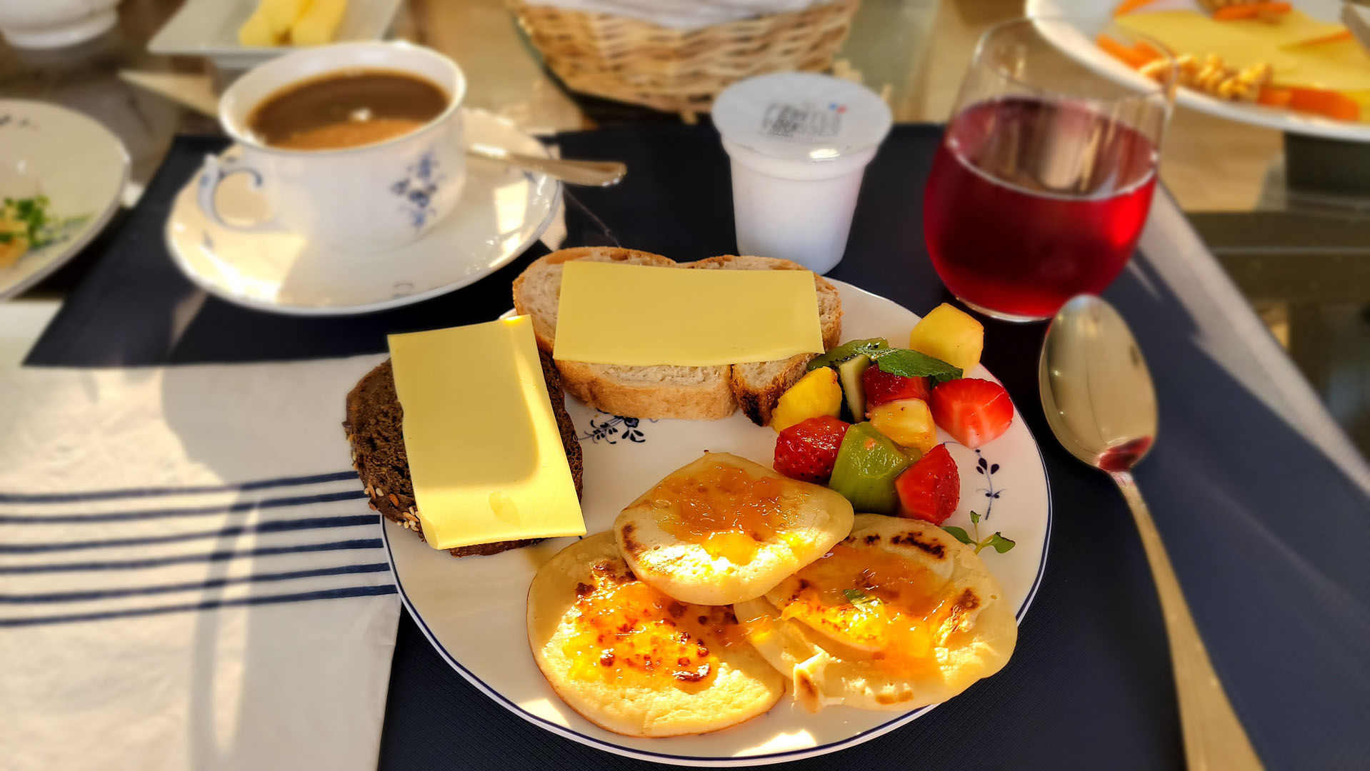 Breakfast on the Finesse barge