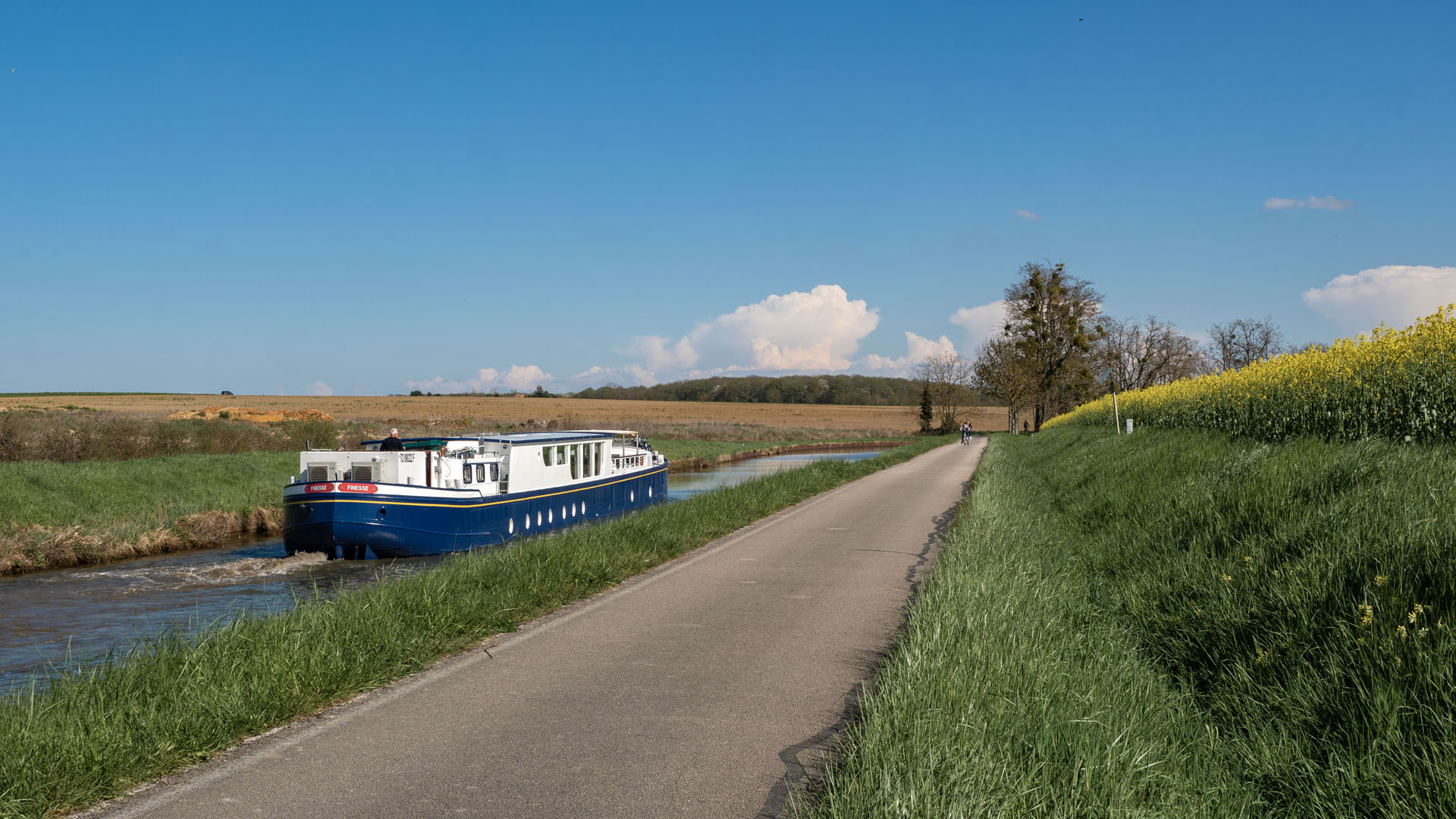 Finesse hotel barge