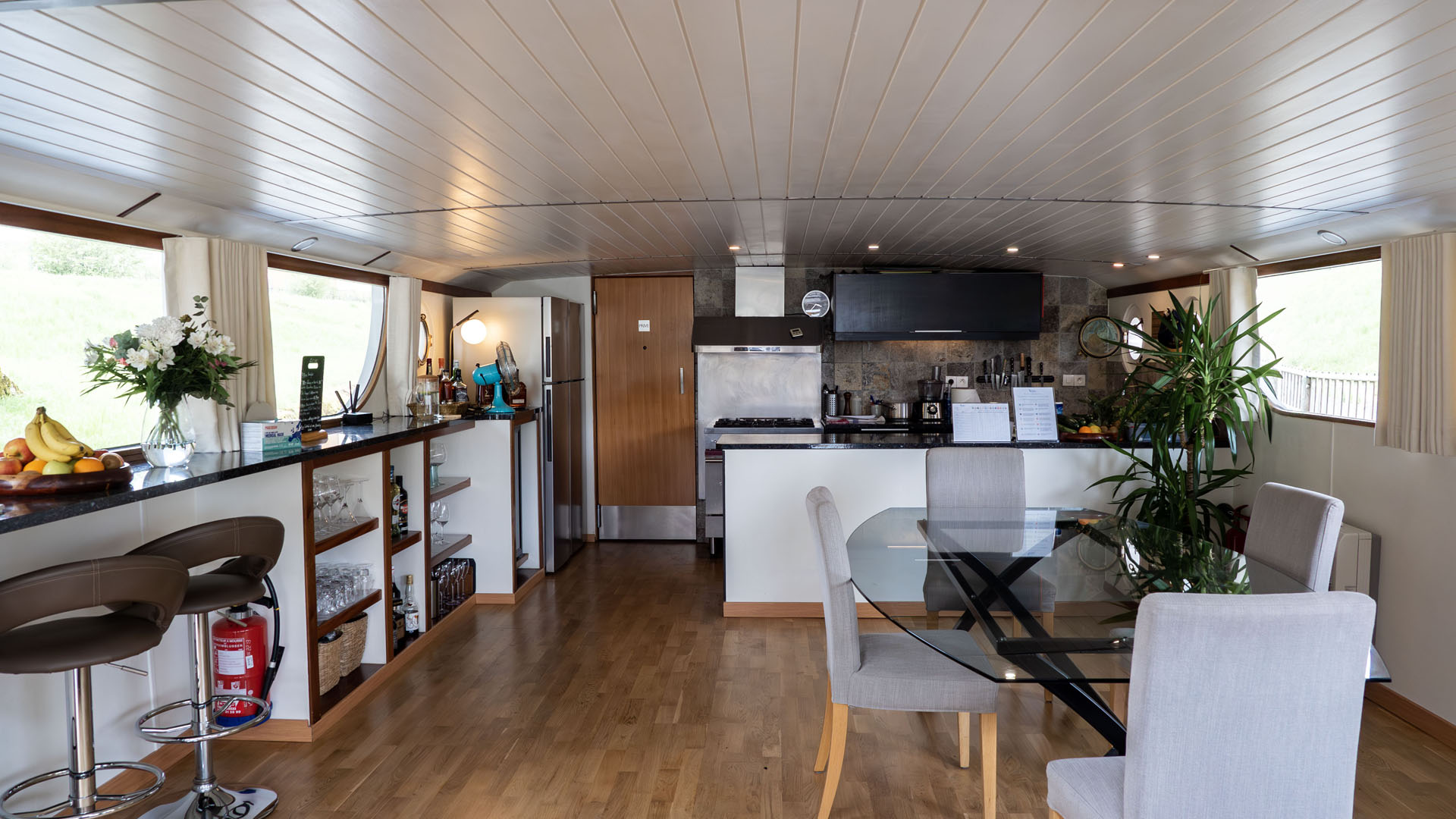 Burgundy Barge Cruise on Finesse